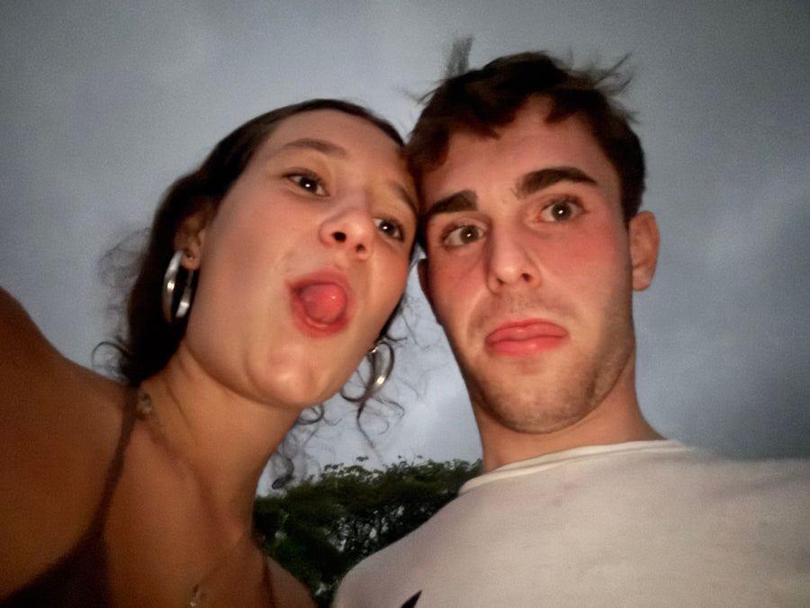 Steph y Alvaro haciendo muecas en un selfie