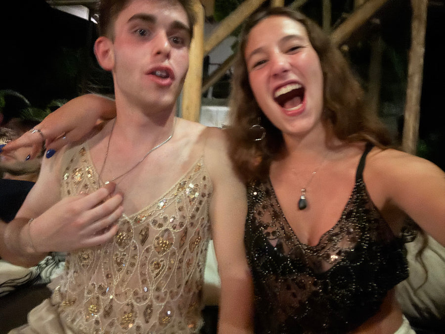 Steph y Alvaro riendo, arreglados para salir de fiesta