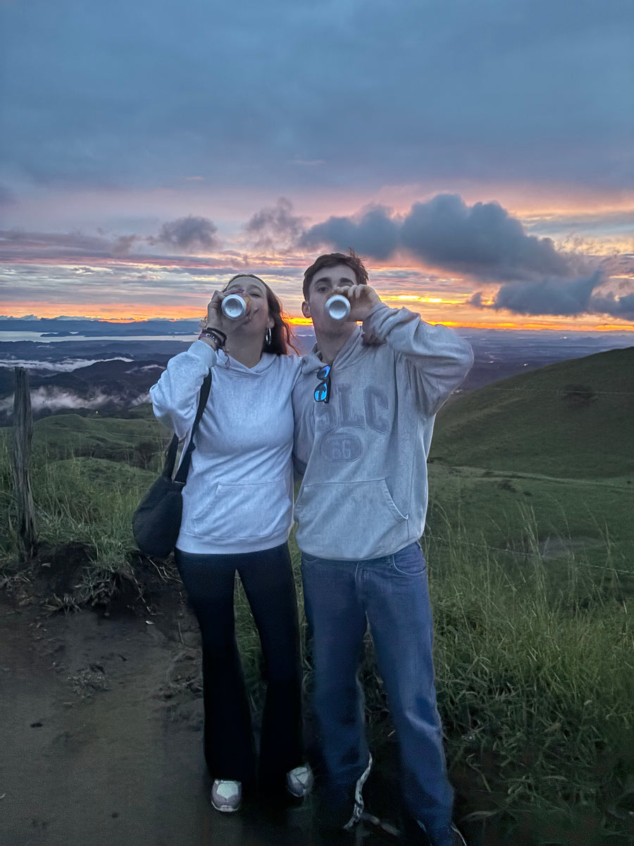 Steph y Alvaro, fundadores de ZUALEA, al atardecer en la montaña